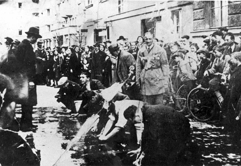 Foto nuotraukoje: Austrijos žydų pažeminimas, 1938 m. Jad Vašemo archyvas